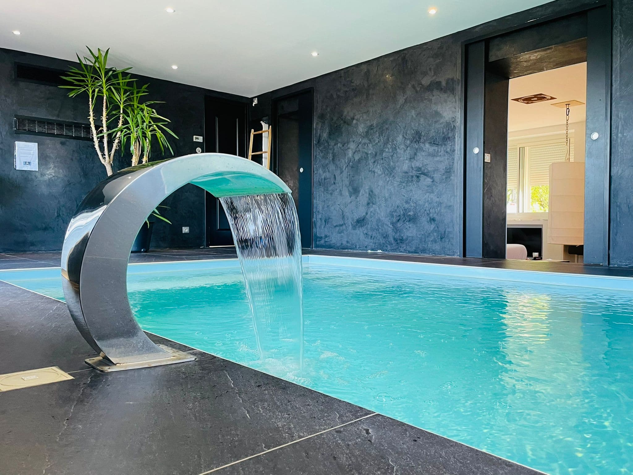 Aperçu de la suite avec piscine intérieure.